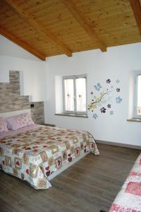 a bedroom with a bed and two windows at B&B Il Sicomoro in Castion Veronese