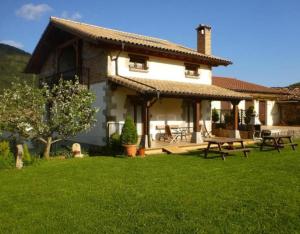 a house with a picnic table in the yard at Casa Rural Enarakabi in Zunzarren