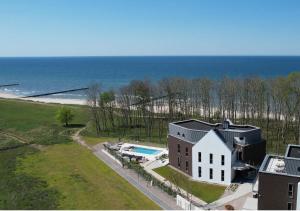 una vista aérea de una casa y del océano en CLIFF Trzęsacz - sea view apartments, en Trzęsacz