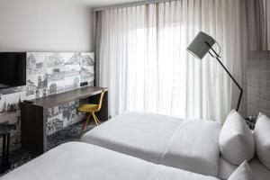 TV a/nebo společenská místnost v ubytování pentahotel Braunschweig