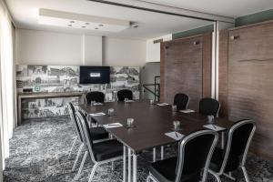 TV a/nebo společenská místnost v ubytování pentahotel Braunschweig