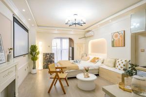 Un dormitorio con una cama y una sala de estar. en Xi'an Hills & Lostwine Boutique Retreat, en Xi'an 78 fotos más