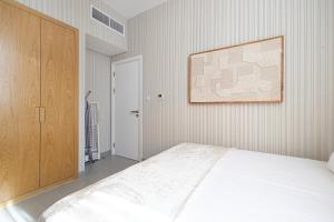 Postel nebo postele na pokoji v ubytování Private 1BR Serenity Apartment by Blue Cloud Holidays