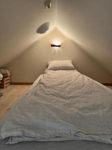 Postel nebo postele na pokoji v ubytování Unik leilighet midt i Narvik