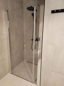 Et badeværelse på Stor og ny leilighet med fjordutsikt