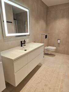 Et badeværelse på Stor og ny leilighet med fjordutsikt