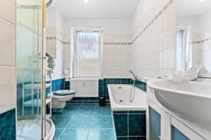 Ένα μπάνιο στο Nice Apartment with Balcony