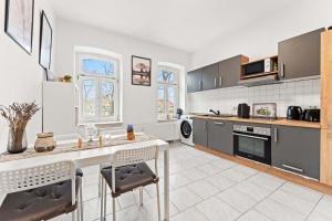 Η κουζίνα ή μικρή κουζίνα στο Nice Apartment with Balcony