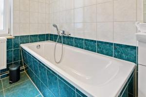 Ένα μπάνιο στο Nice Apartment with Balcony