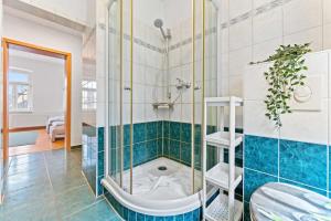 Ένα μπάνιο στο Nice Apartment with Balcony