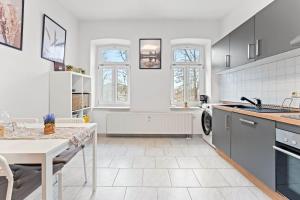 Η κουζίνα ή μικρή κουζίνα στο Nice Apartment with Balcony