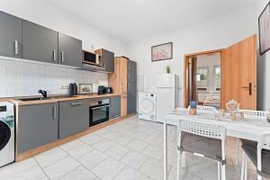 Η κουζίνα ή μικρή κουζίνα στο Nice Apartment with Balcony