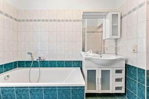 Ένα μπάνιο στο Nice Apartment with Balcony