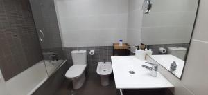 a bathroom with a toilet and a sink and a tub at Bella ÁGUILAS - Excelente ubicación en Las Delicias, vistas al mar, Wifi y Parking gratis in Águilas +12 photos