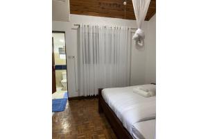 En eller flere senge i et værelse på Bonsai Gardens + 21 billeder