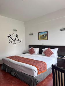 Katil atau katil-katil dalam bilik di Waterfront Resort by KGH Group +33 gambar