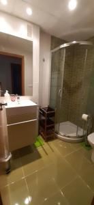 a bathroom with a sink and a shower at Bella ÁGUILAS - Excelente ubicación en Las Delicias, vistas al mar, Wifi y Parking gratis in Águilas