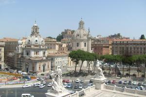 ローマにあるViale del Colosseoの車や建物のある街並み
