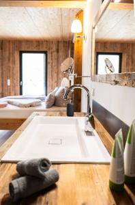 Koupelna v ubytování Heinfling Chalet Essing + 37 fotografií