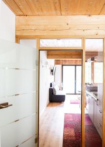 Postel nebo postele na pokoji v ubytování Heinfling Chalet Essing