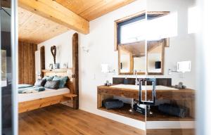 Postel nebo postele na pokoji v ubytování Heinfling Chalet Essing