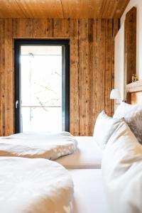 Postel nebo postele na pokoji v ubytování Heinfling Chalet Essing