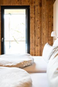 Postel nebo postele na pokoji v ubytování Heinfling Chalet Essing