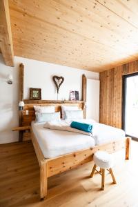 Postel nebo postele na pokoji v ubytování Heinfling Chalet Essing