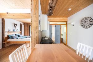 Postel nebo postele na pokoji v ubytování Heinfling Chalet Essing