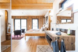Postel nebo postele na pokoji v ubytování Heinfling Chalet Essing