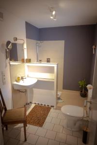 a bathroom with a white toilet and a sink at Ferienwohnung Sonnenuhr in Brauneberg