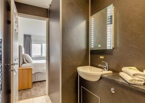 un bagno con lavandino e specchio di North Devon Resort a Ilfracombe