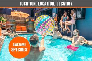 Een man met een strandbal in een zwembad. bij Never at Home Green Point in Kaapstad