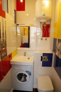 un piccolo bagno con lavatrice e lavandino di 118 apartments a Kiev