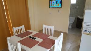 Μια τηλεόραση ή/και κέντρο ψυχαγωγίας στο Apartamentos Los Teros