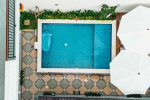 an overhead view of a swimming pool with plants at Turtle Shelter Guest House in Sanur