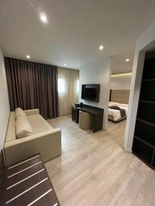 普拉托HotelLuxuryPrato的带沙发和平面电视的客厅