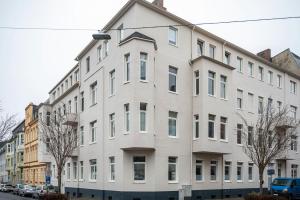 a large white building on a city street at Ferienwohnung Krause Dachgeschoss in Wilhelmshaven