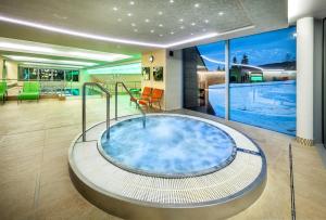 Hồ bơi trong/gần Harmony Hotel