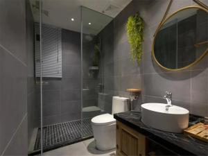 Baðherbergi á Zhangjiajie ZhuMan Holiday B&B