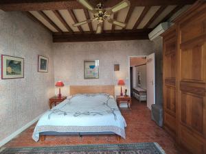 Postel nebo postele na pokoji v ubytování La Folie mas provençal climatisé avec piscine + 57 fotografií