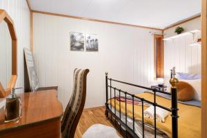 Postel nebo postele na pokoji v ubytování Stylish Vintage Home in the Heart of the City