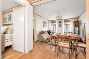 Posezení v ubytování Stylish Vintage Home in the Heart of the City