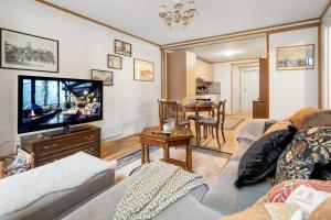 TV a/nebo společenská místnost v ubytování Stylish Vintage Home in the Heart of the City