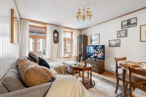 TV a/nebo společenská místnost v ubytování Stylish Vintage Home in the Heart of the City