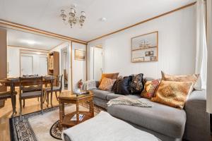 Posezení v ubytování Stylish Vintage Home in the Heart of the City