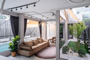 Χώρος καθιστικού στο Taradol Premium Pool Villa