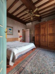 Ένα ή περισσότερα κρεβάτια σε δωμάτιο στο Chambres d'hôtes de La Folie en Arles +50 φωτογραφίες