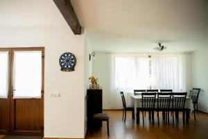 a dining room with a table and chairs at Casa Valea Prejbei in Rau Sadului