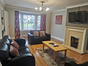 TV a/nebo společenská místnost v ubytování Bunratty Holiday Homes